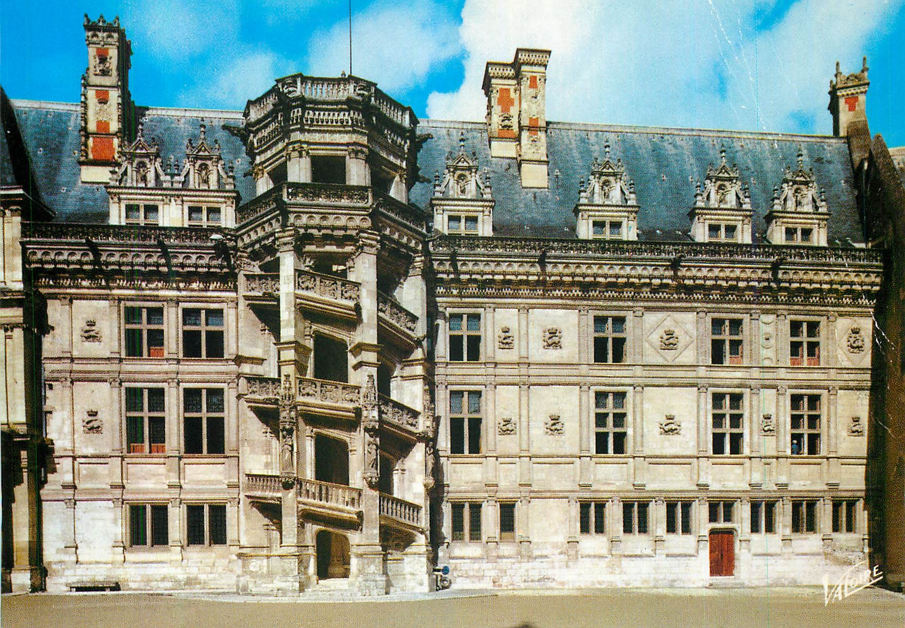 CPA Blois (Loir et Cher) les Merveilles du Val de Loire La cour d'honneur du château L'escalier et l'aile Francois 1er