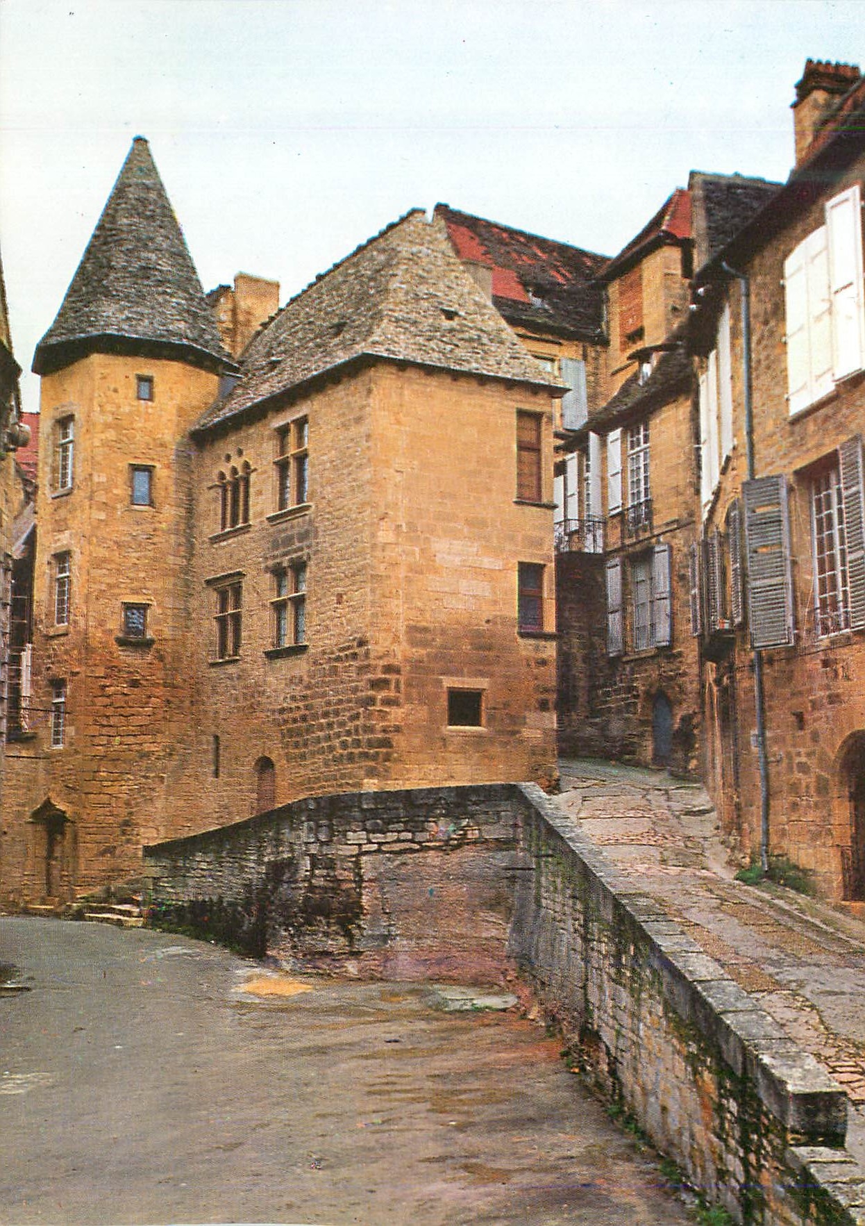 Sarlat (24 Dordogne) — La Place de la Liberté et l'Hôtel de Ville — Éditions RENE - 24 MARSAC-S/ L'ISLE