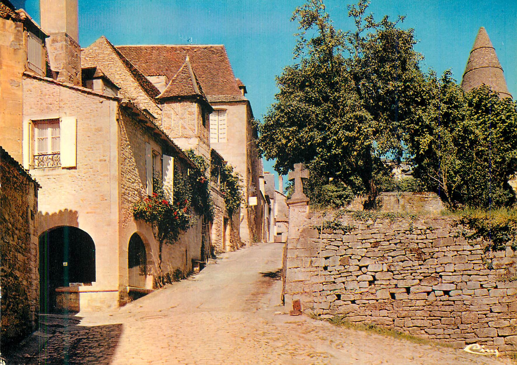 Sarlat (Dordogne) — 'Capitale du Périgord Noir' — Vieille rue avec ses maisons typiquement sarladaises — Imprimeur Combier, Mâcon