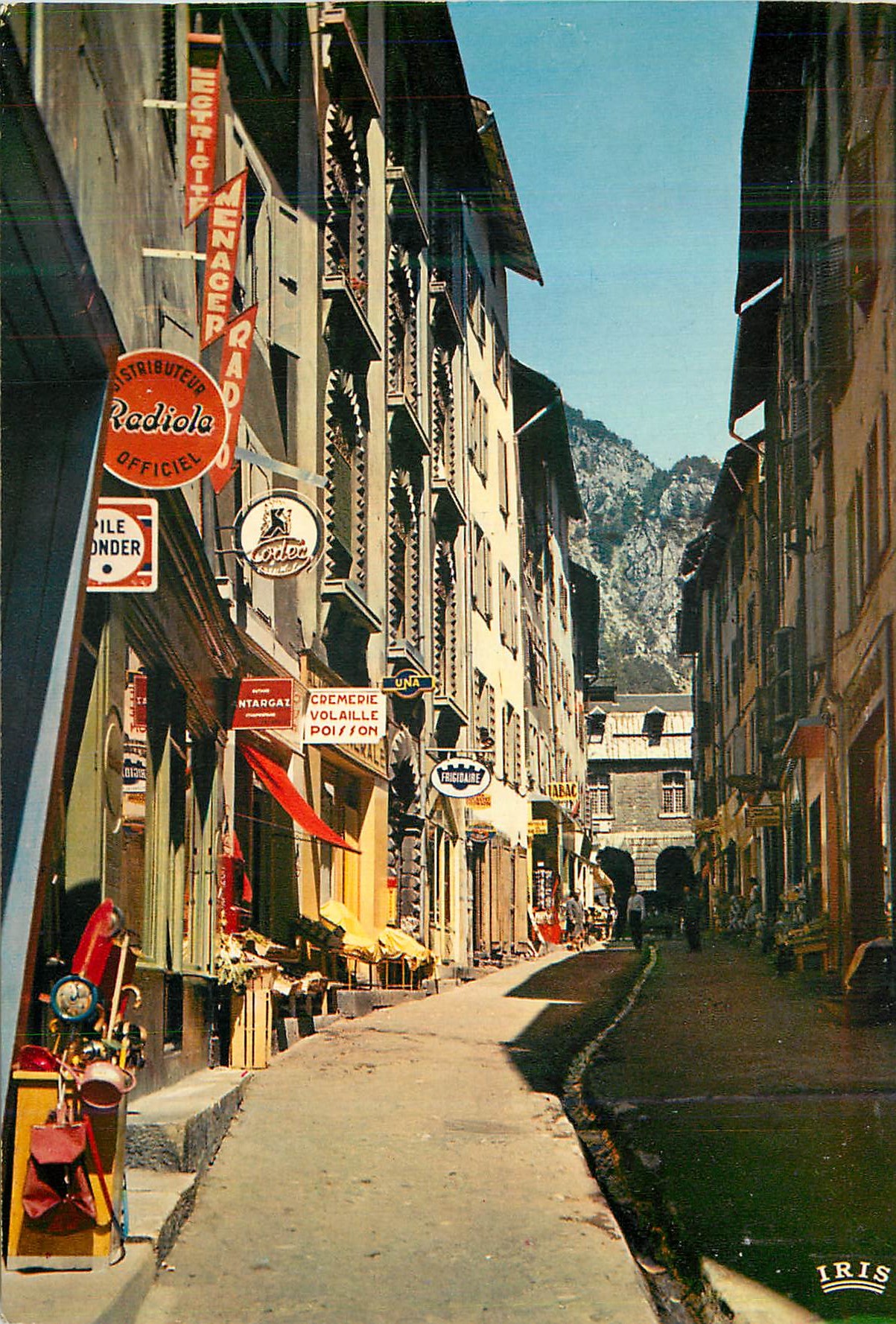 BRIANÇON (Hautes-Alpes) — rue commerçante avec montagne en arrière-plan — éditeur LUMICAP