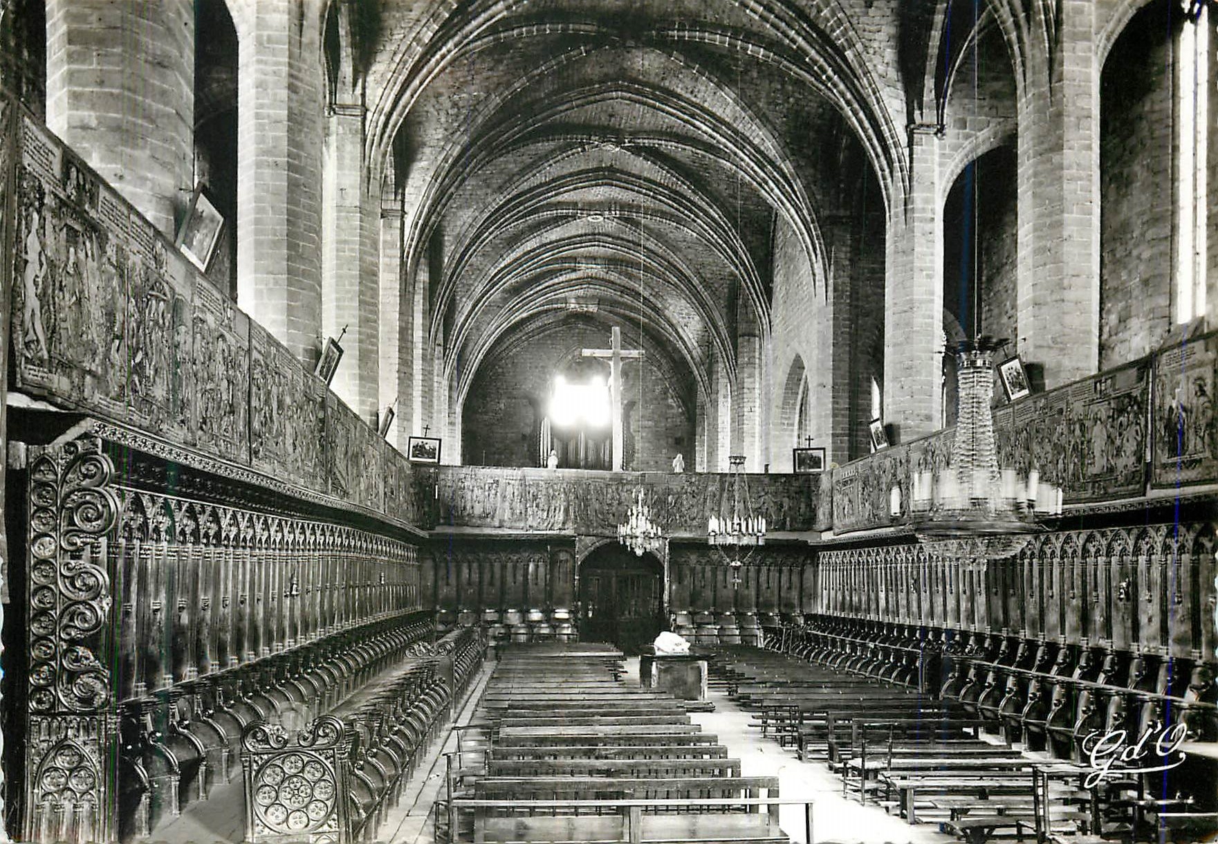 Innenansicht der Abtei Saint-Robert de La Chaise-Dieu — Bänke und Wandteppiche — Edition G. d'O., Paris