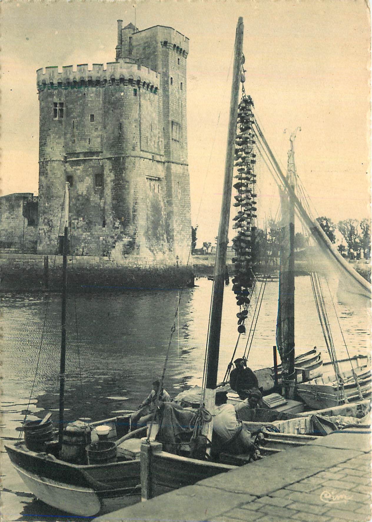 CPM la Rochelle (Charente Maritime) un Coin du Port et la Tour St Nicolas Bateaux de peche