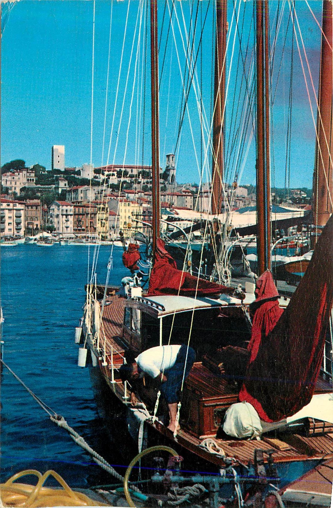 CPM Cannes un Coin du Port vue sur le Suquet Bateaux