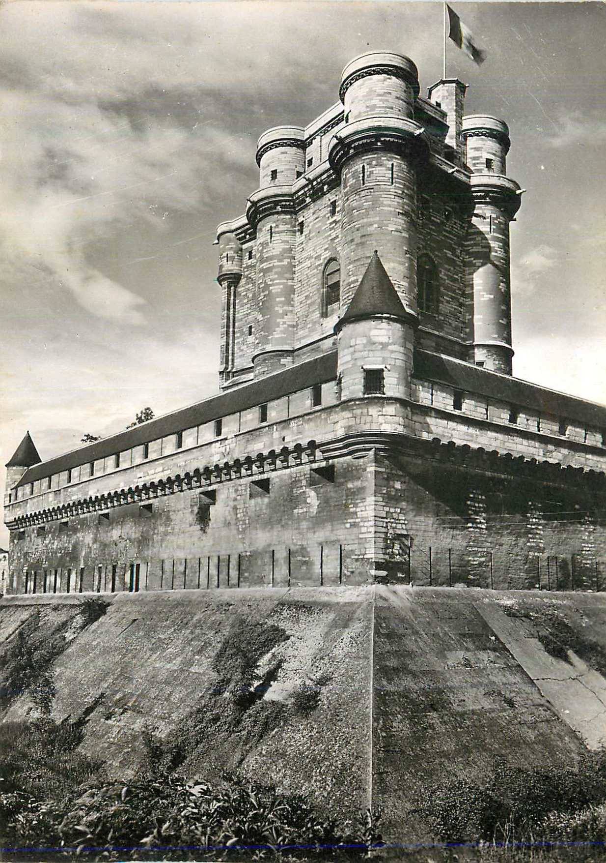 Das Schloss Donjon in Vincennes — Südwest-Eck — Service Commercial Historique Paris