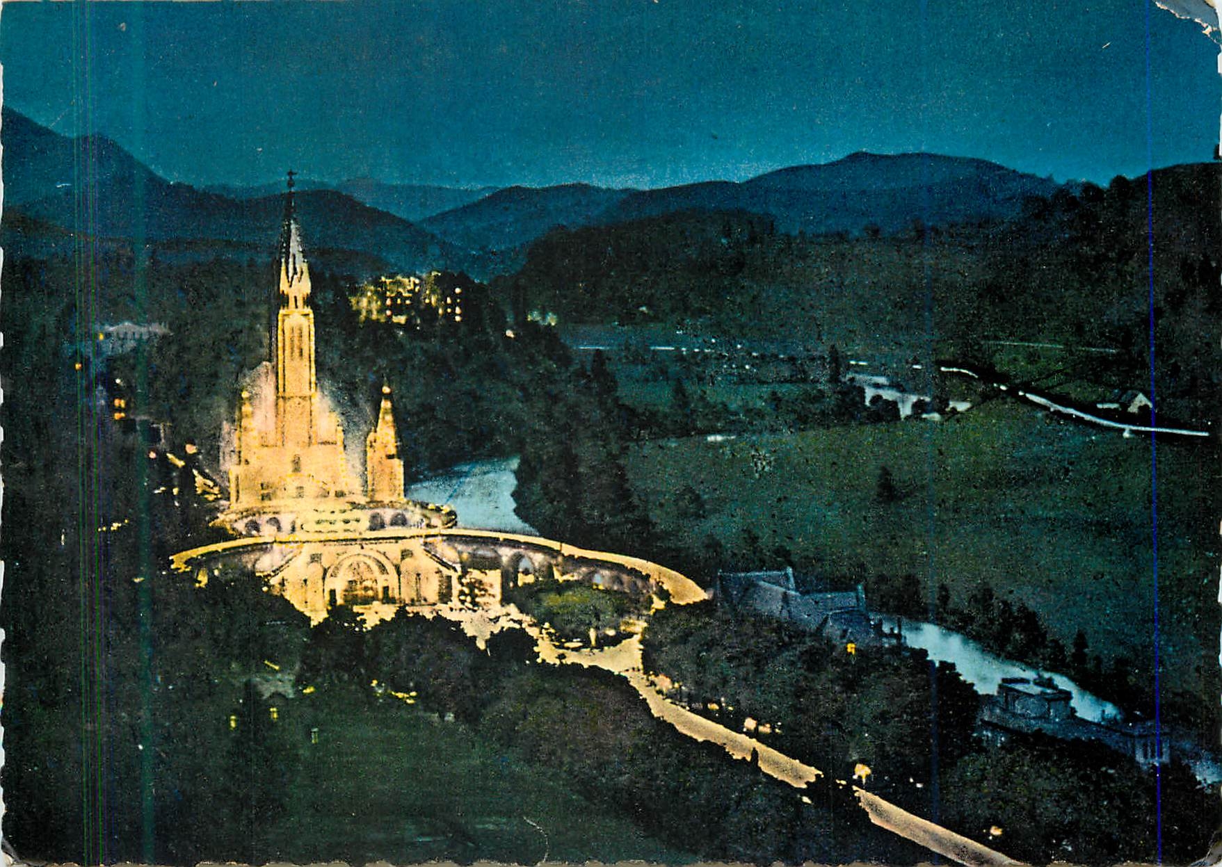 CPM Lourdes (H P) Alt 400m la Basilique la Nuit