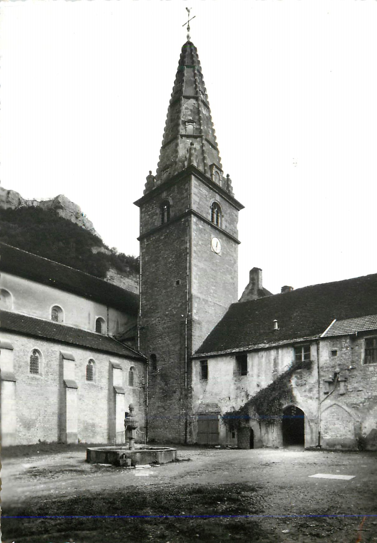 CPM Notre Beau  Baume les Messieurs Cour du Cloitre