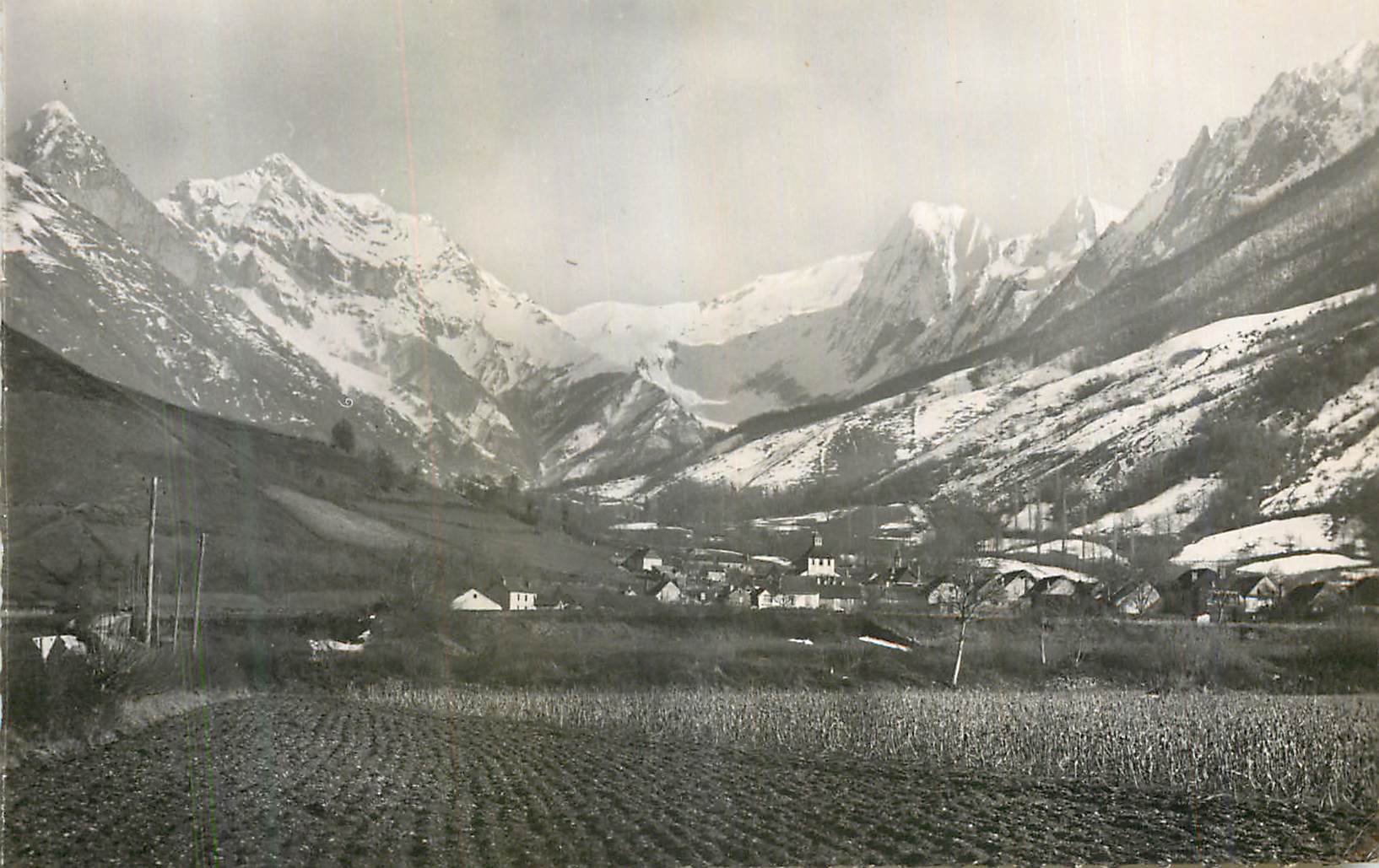 CPM Vallee d'Aspe Route d'Oloron a la Frontiere d'Espagne Nos Belles Pyrenees Le Village et le Cirque d'Accous