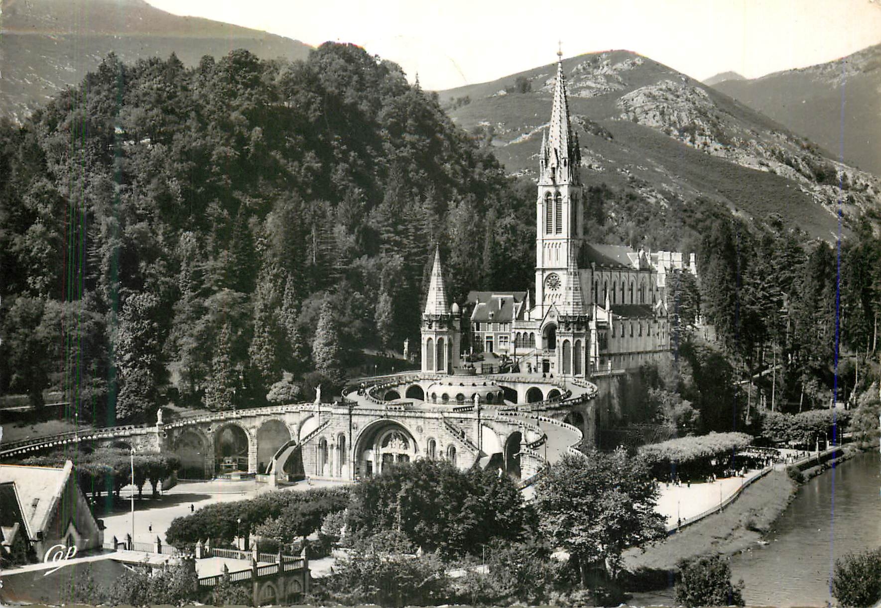 CPM Lourdes La Basilique et le Gave