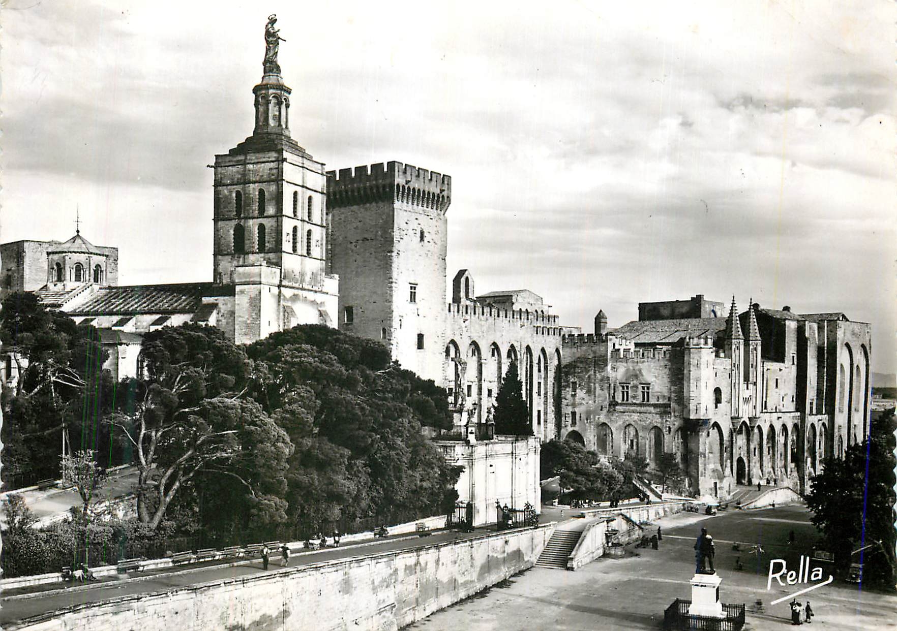 CPM Avignon (Vaucluse) Palais de Papes et Notre Dame