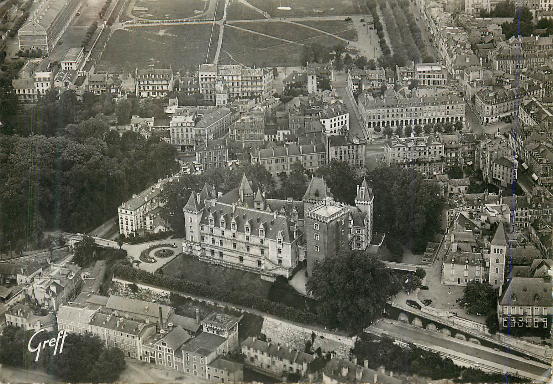 CPM En Bearn Pau (Basses Pyrenees) Vue Generale Le Chateau La Place de Verdun