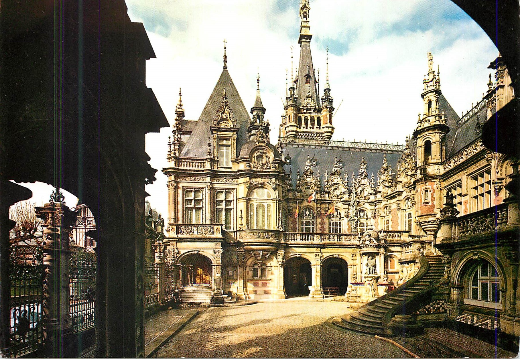 CPM La Benedictine a Fecamp Vue de la Cour d'Honneur