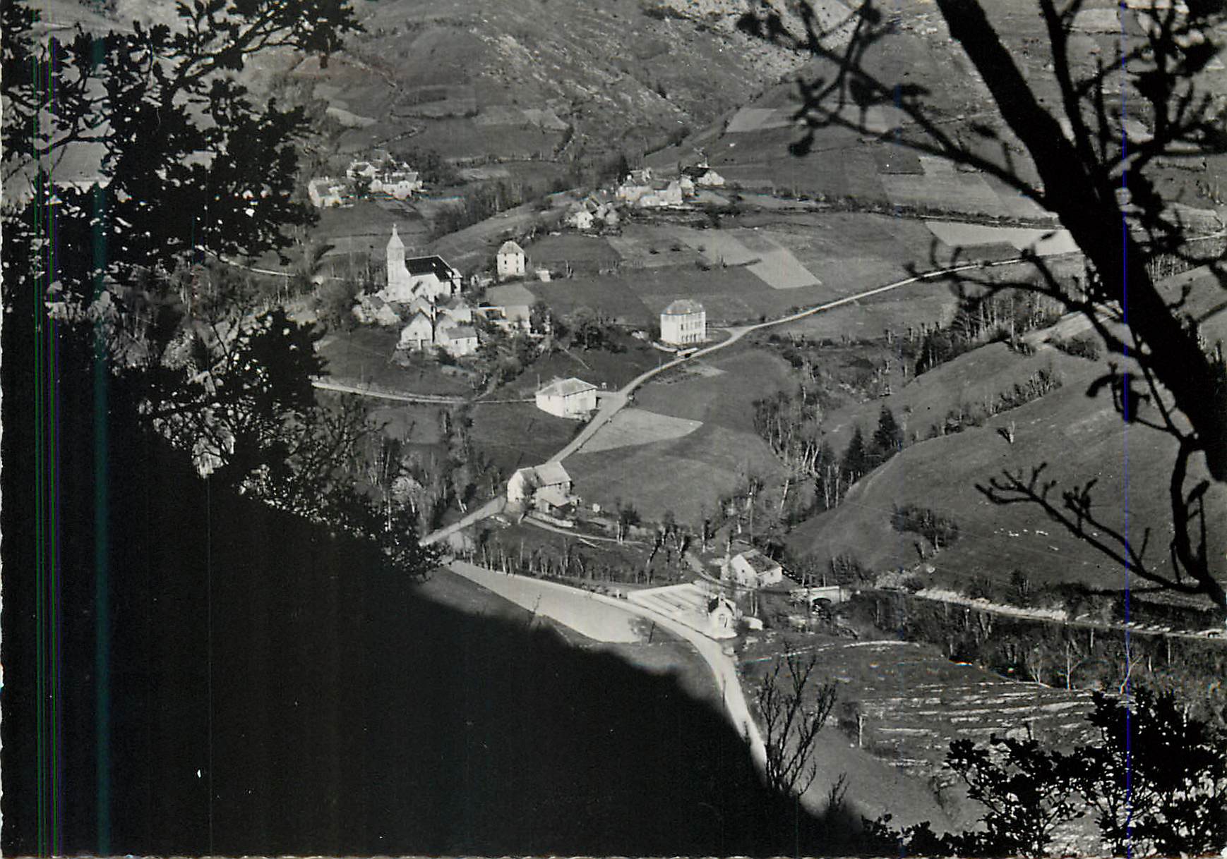 La Salette-Fallavaux — Vue plongeante sur le cimetière des Canadiens et l'église paroissiale — Sanctuaire de la Salette