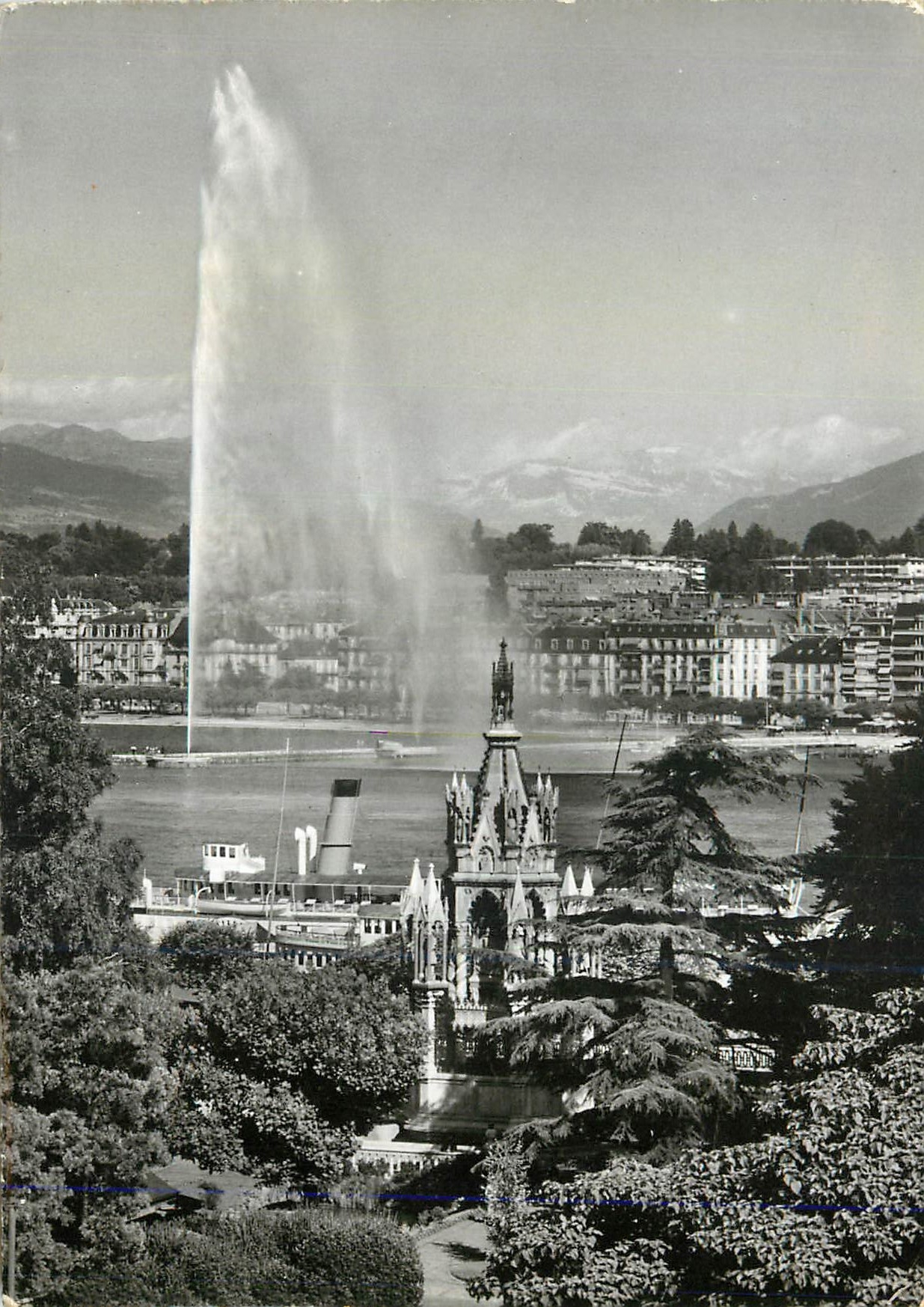 CPM Geneve Monument Brunswick et le Jet d'Eau (120m) Bateau
