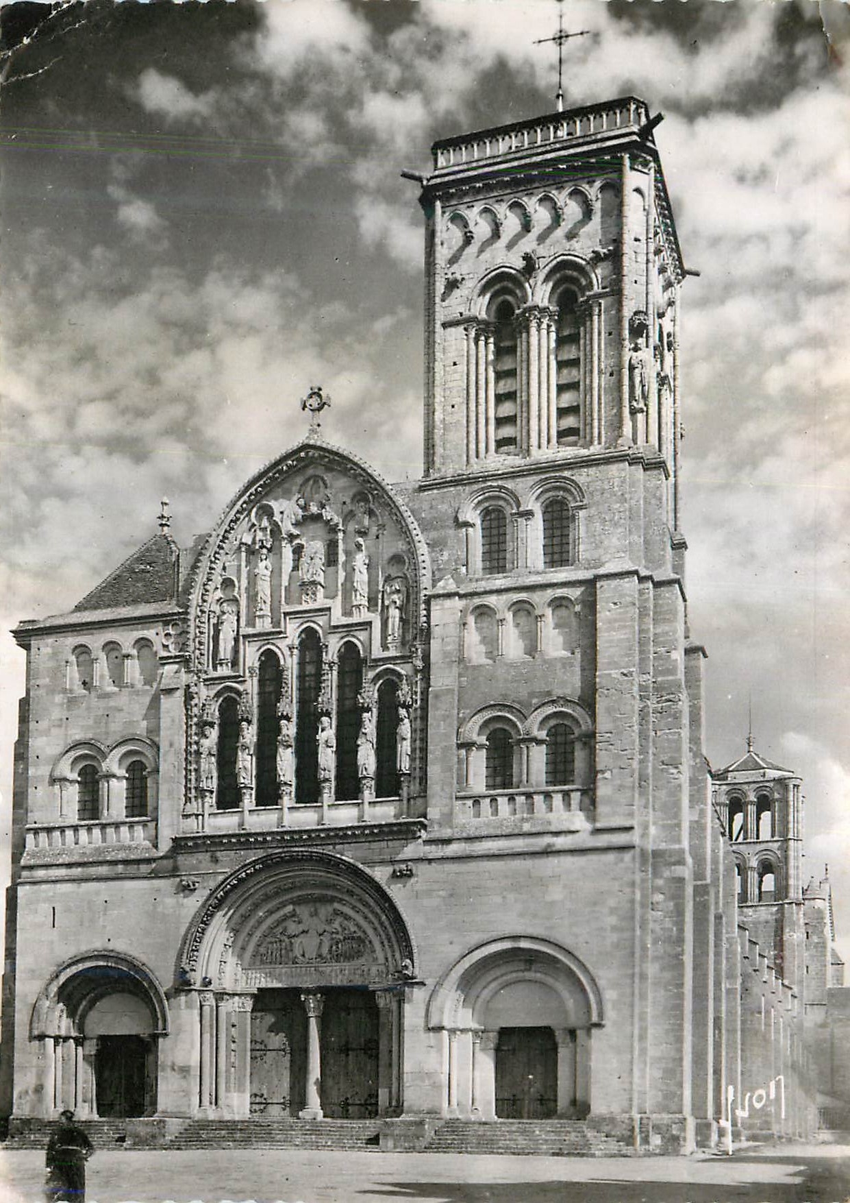 Vézelay (Yonne) — Façade principale de la Basilique de la Madeleine (XIe et XIIe s.) — Les Éditions d'Art