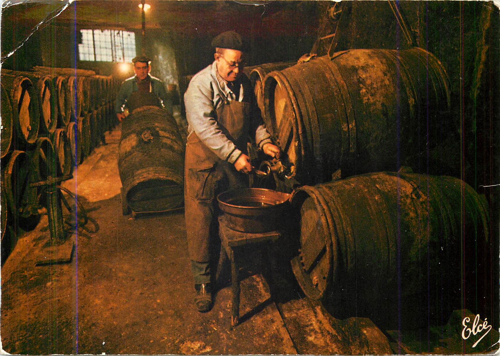 CPA Un Grand Chai de Vin de Bordeaux avec le Maitre de Chai