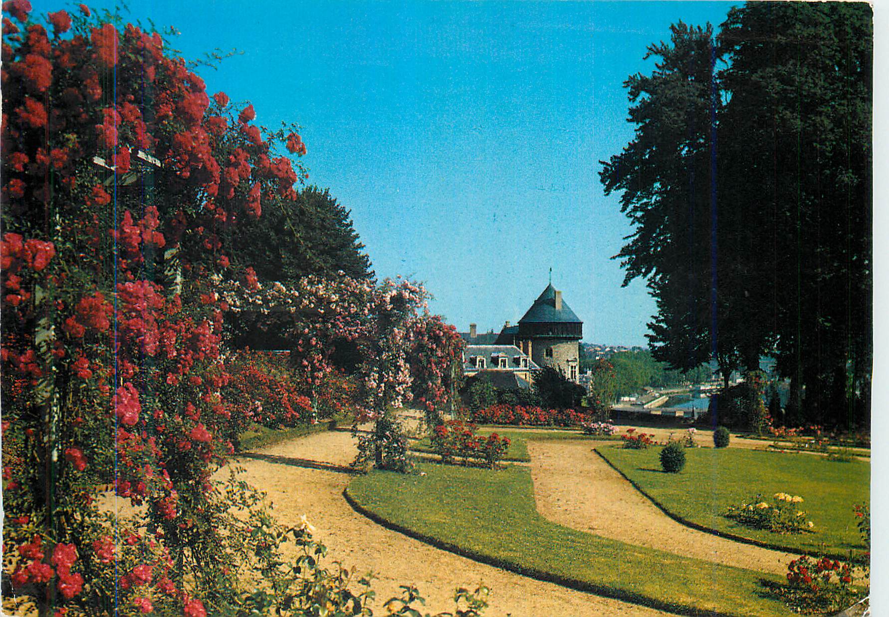 CPM Laval (Mayenne) les Jardins de la Perrine