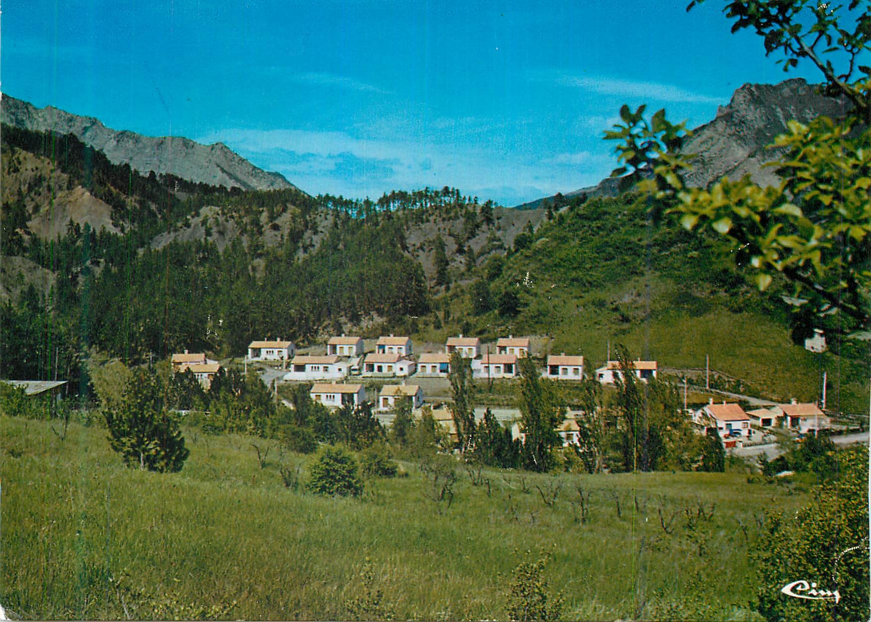 CPM la Motte du Caire (Alp de Hte Prov) Village de Retraite