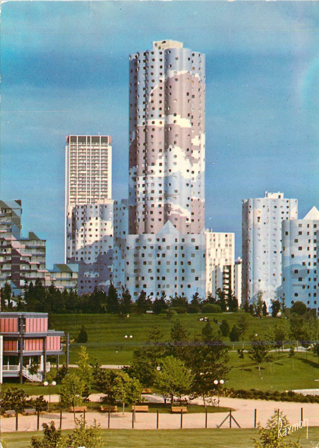 CPM Nanterre (Hauts de Seine) Images de France Le Parc et les Immeubles Rue Pablo Picasso