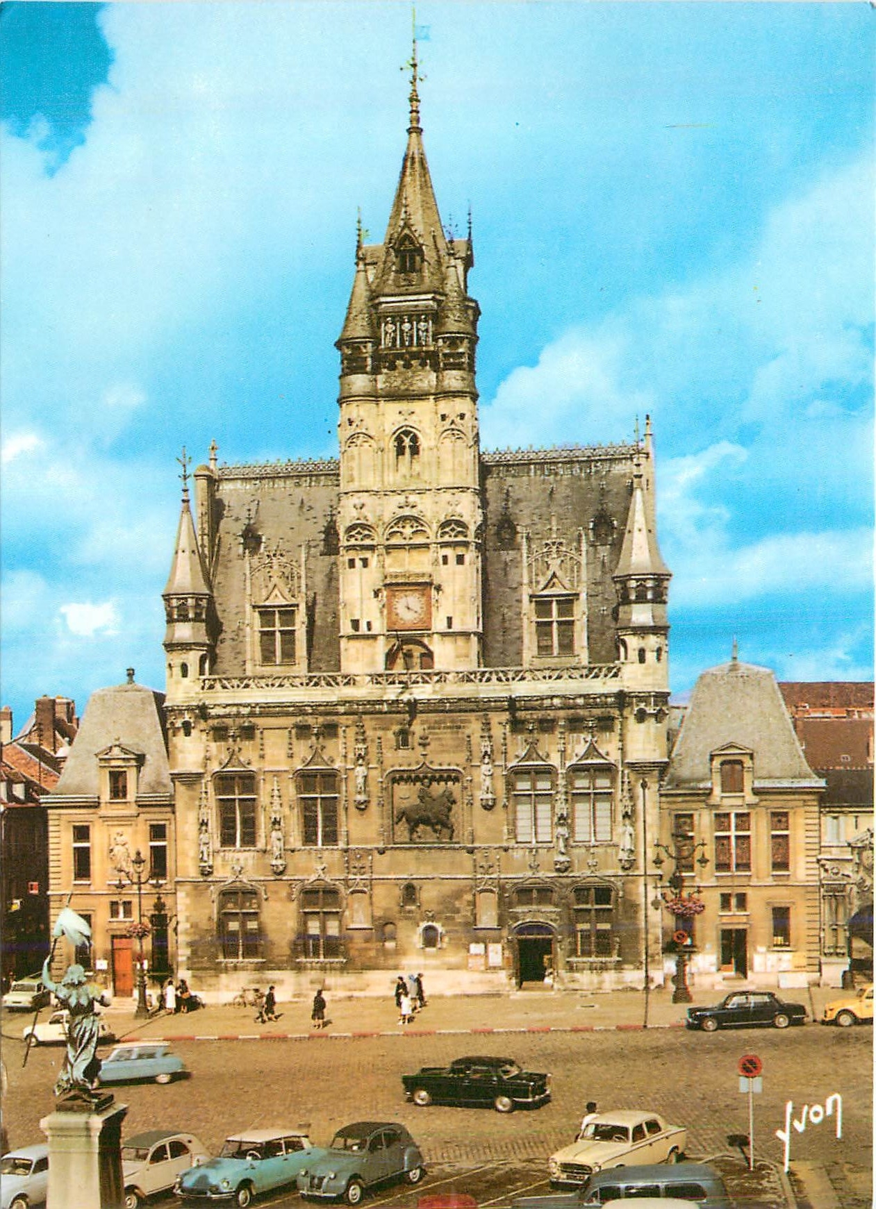 CPM Compiegne (Oise) Couleurs et Lumiere de France L'Hotel de Ville et la Statue de Jeanne d'Arc