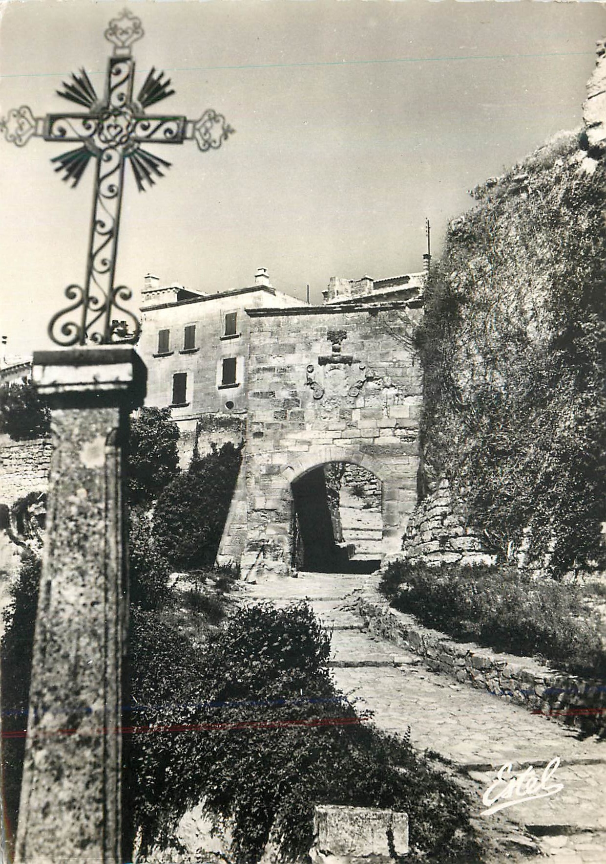 CPM Les Baux de Provence La Porte Eyguiere et sa Voie Romaine Jadis Seule Entree de la Ville