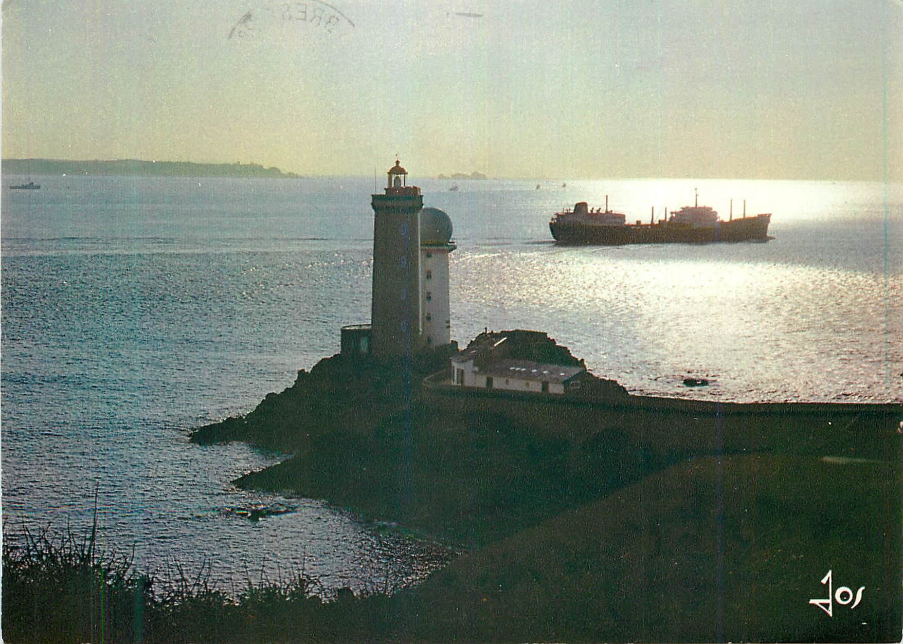 CPM Rade de Brest Le Phare du Petit Minou au Soleil Couchant Bateau
