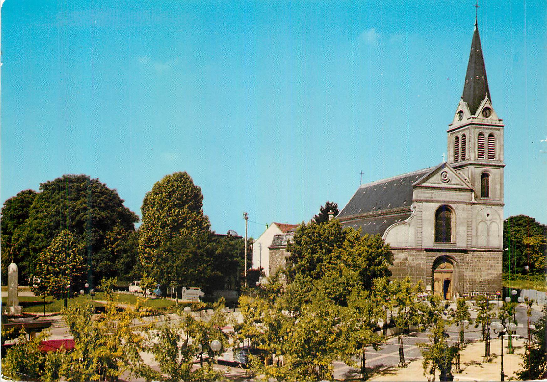 CPM Epinay sur Seine L'Eglise St Medard et la Place Rene Clair
