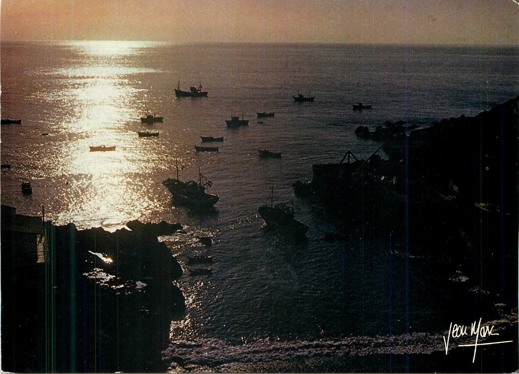 CPM Coucher de Soleil J'ai Vu Venir dans le Goulet du Port les Bateaux s'amarrer aux Chaines des Corps Morts