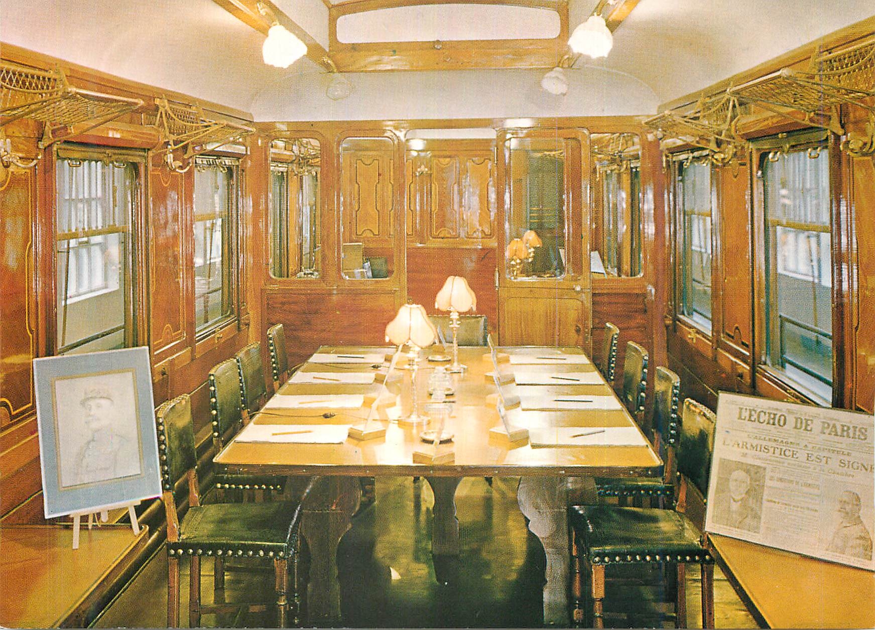 CPM Foret de Compiegne (Oise) Clairiere de l'Armistice Interieur du Wagon du Marechal Foch Militaria
