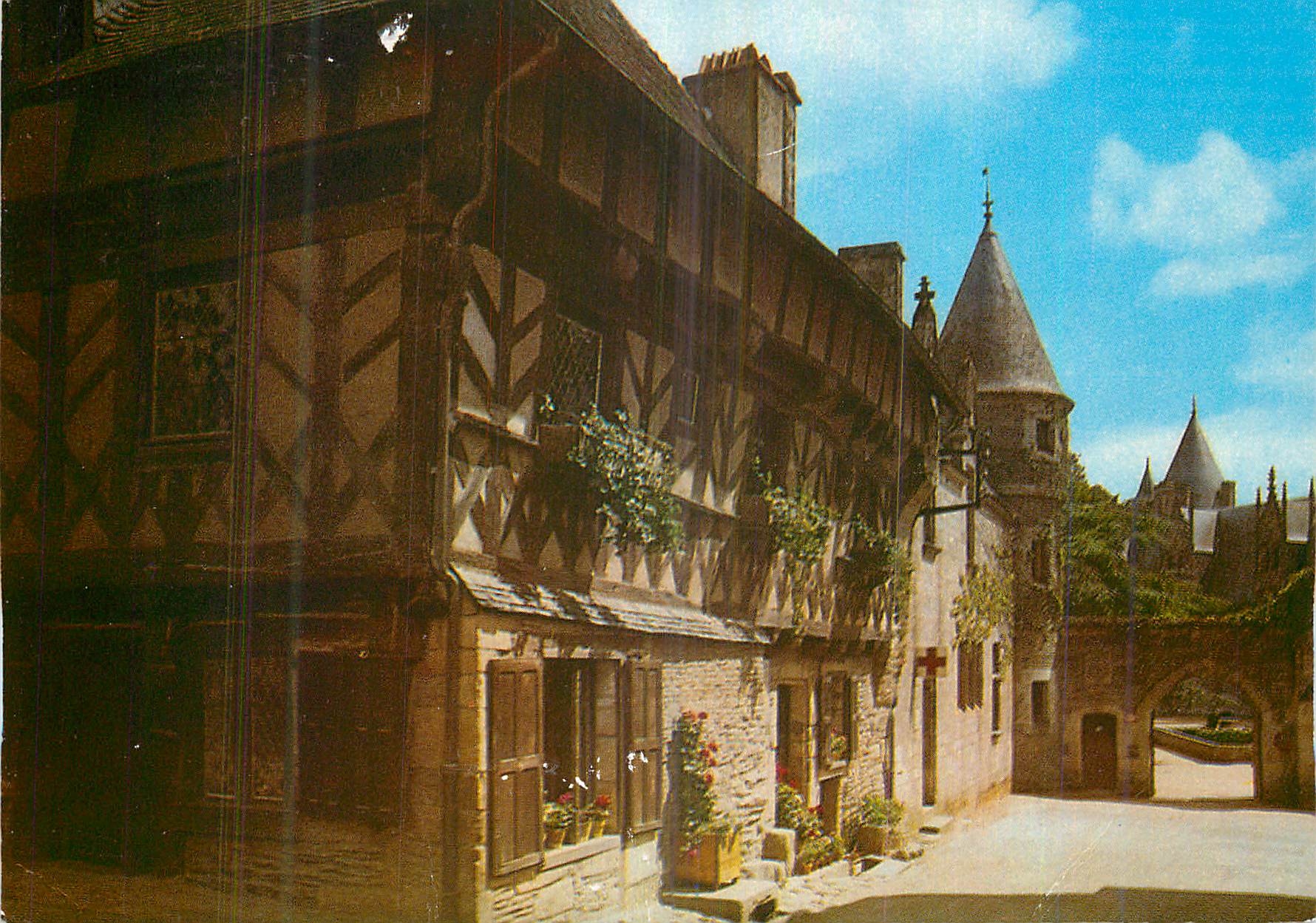 Josselin (Morbihan) — Une vieille maison du XVIe siècle à l'angle des rues des Trente et du Château — Éditions du GABTER