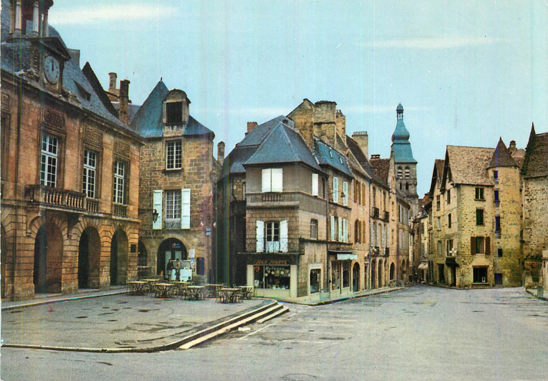 CPM Sarlat (Dordogne) Dans la Cite Medievale La Place de la Liberte et l'Hotel de Ville