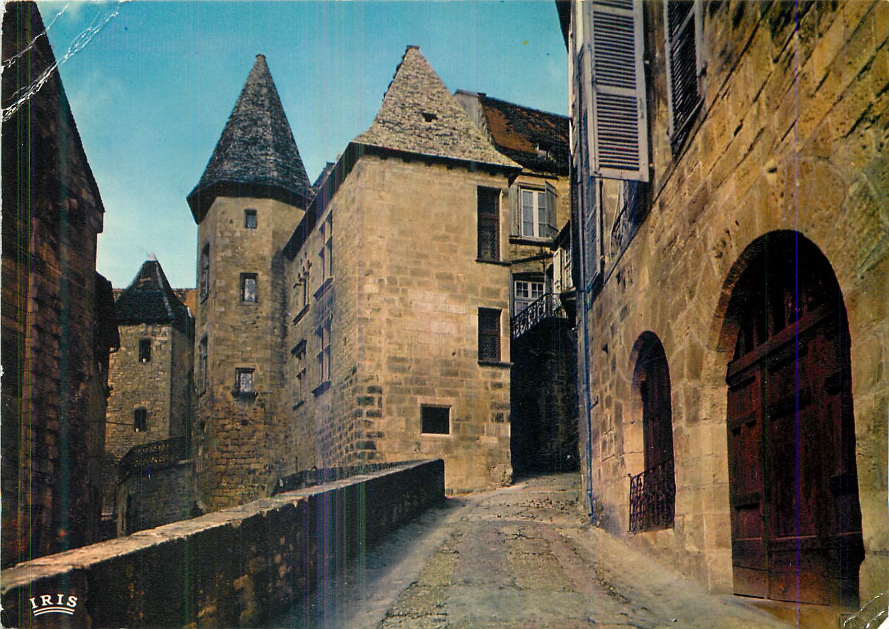 CPM Sarlat (Dordogne) Rue Magnana Hotel Chassaing tour du XVe Siecle