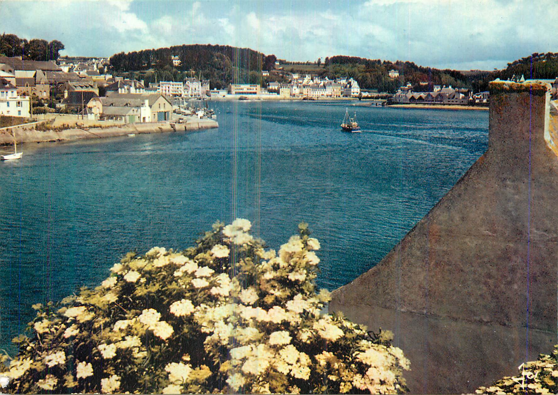 CPM Audierne (Finistere) La Bretagne en Couleurs L'Entree du Port