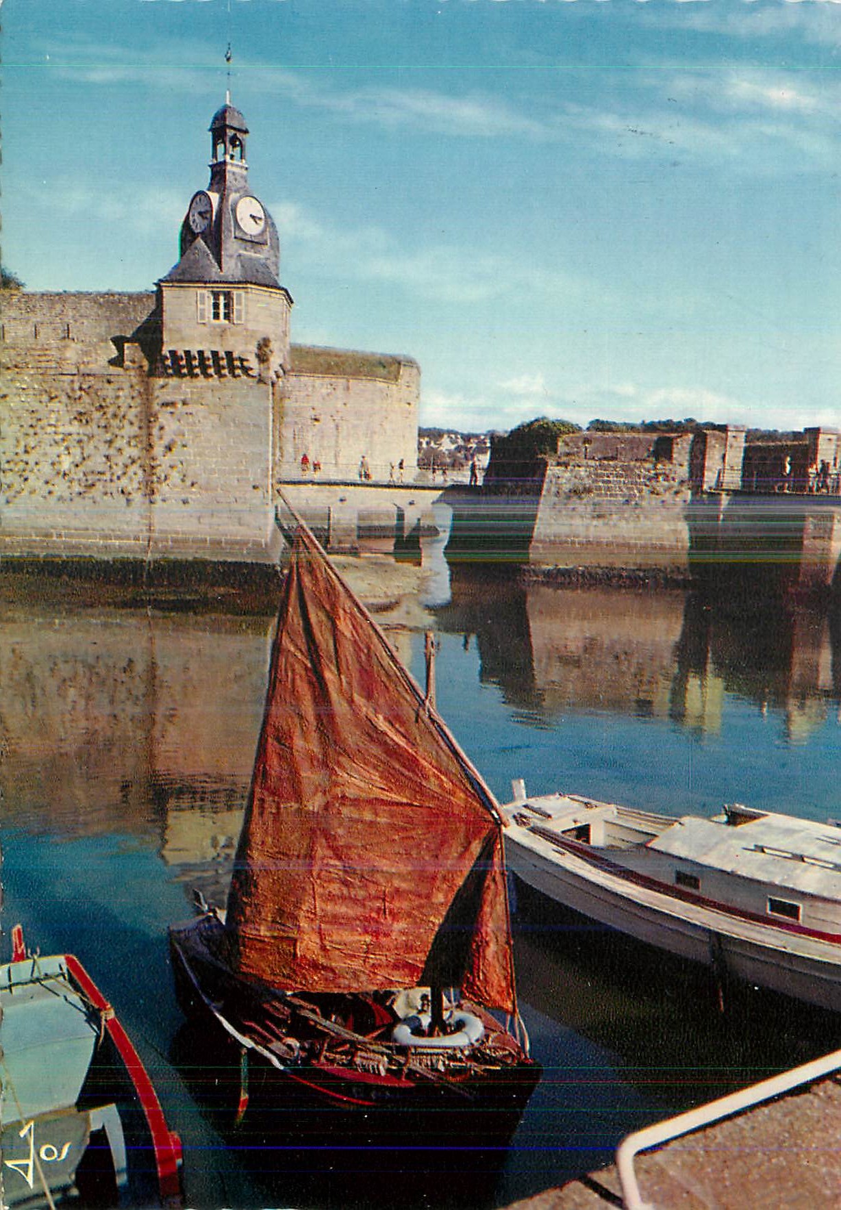CPM Concarneau (Finistere) La Bretagne en Couleurs Le Pont Levis et la Tour de l'Horloge Bateau de peche