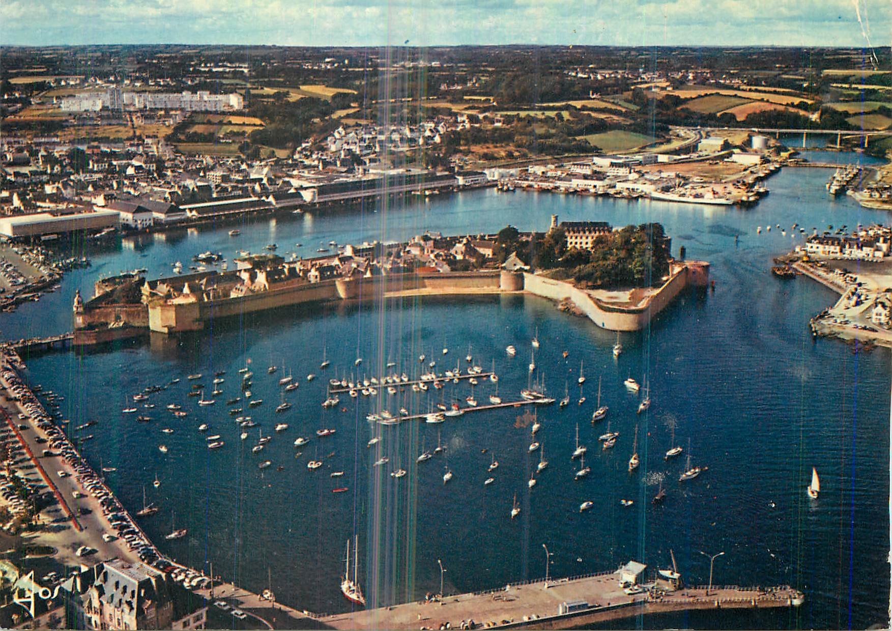 CPM Concarneau (Finistere) La Bretagne en Couleurs La Ville Close et le Port de Plaisance