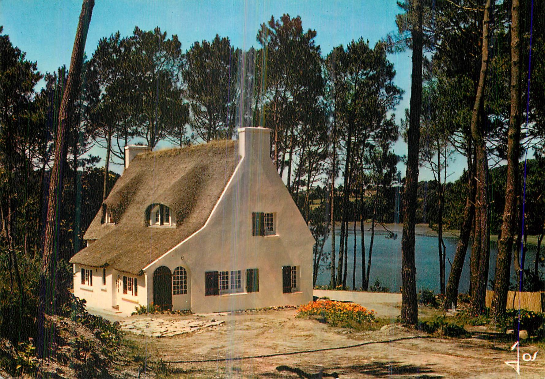 CPM La Bretagne en Couleurs Chaumiere Bretonne sur le Bord de la Riviere