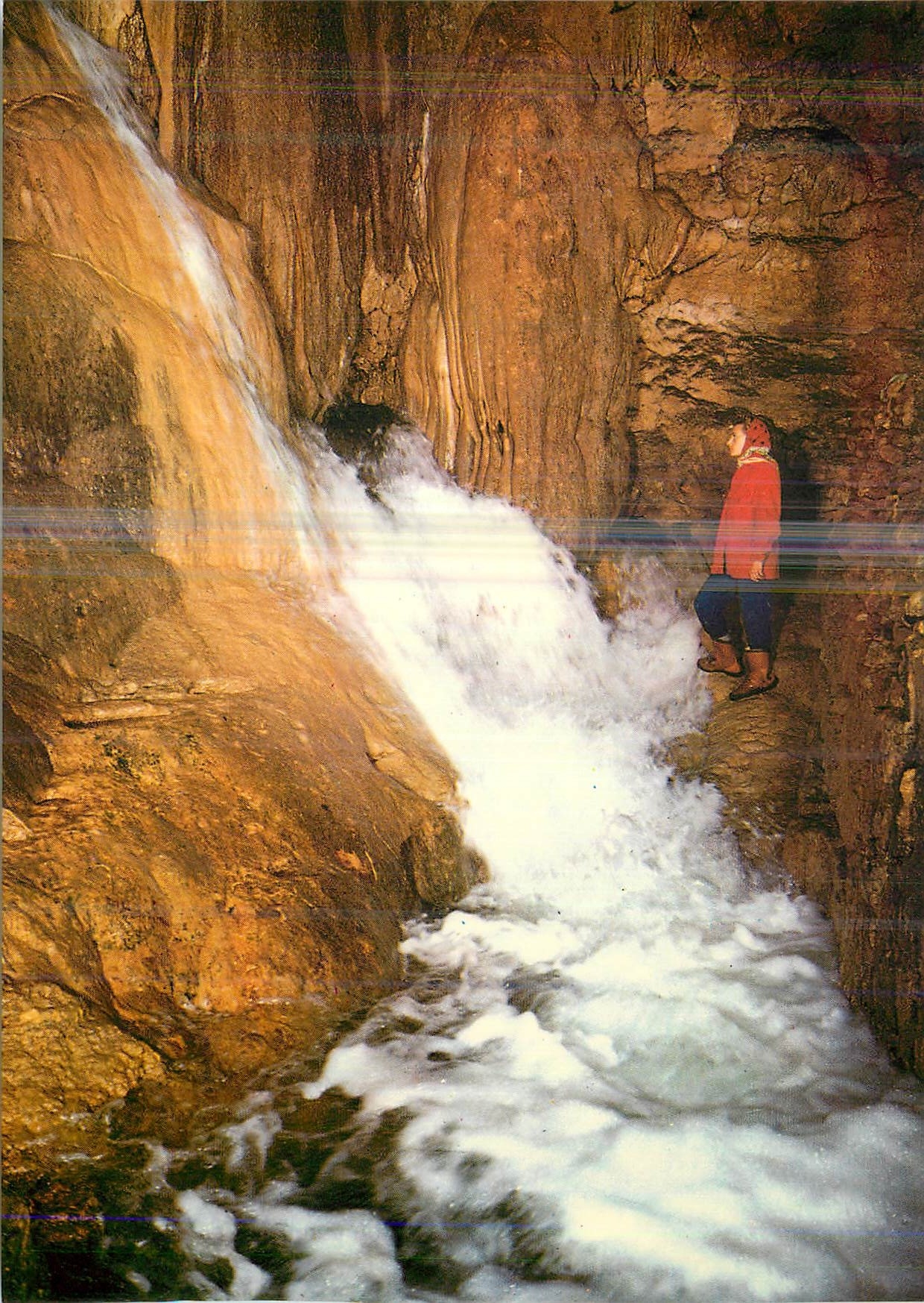Source de la Rivière par fort débit — Padirac — Éditions C. Taillier