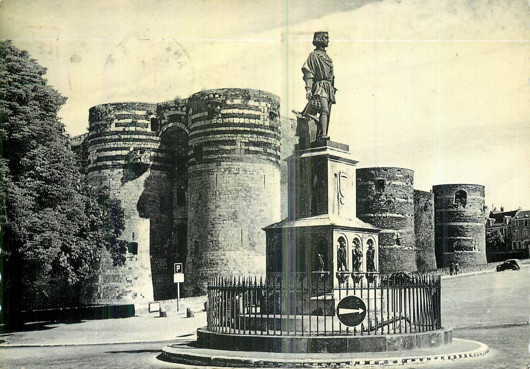 CPM Angers Le Chateau et Statue du Roi Rene