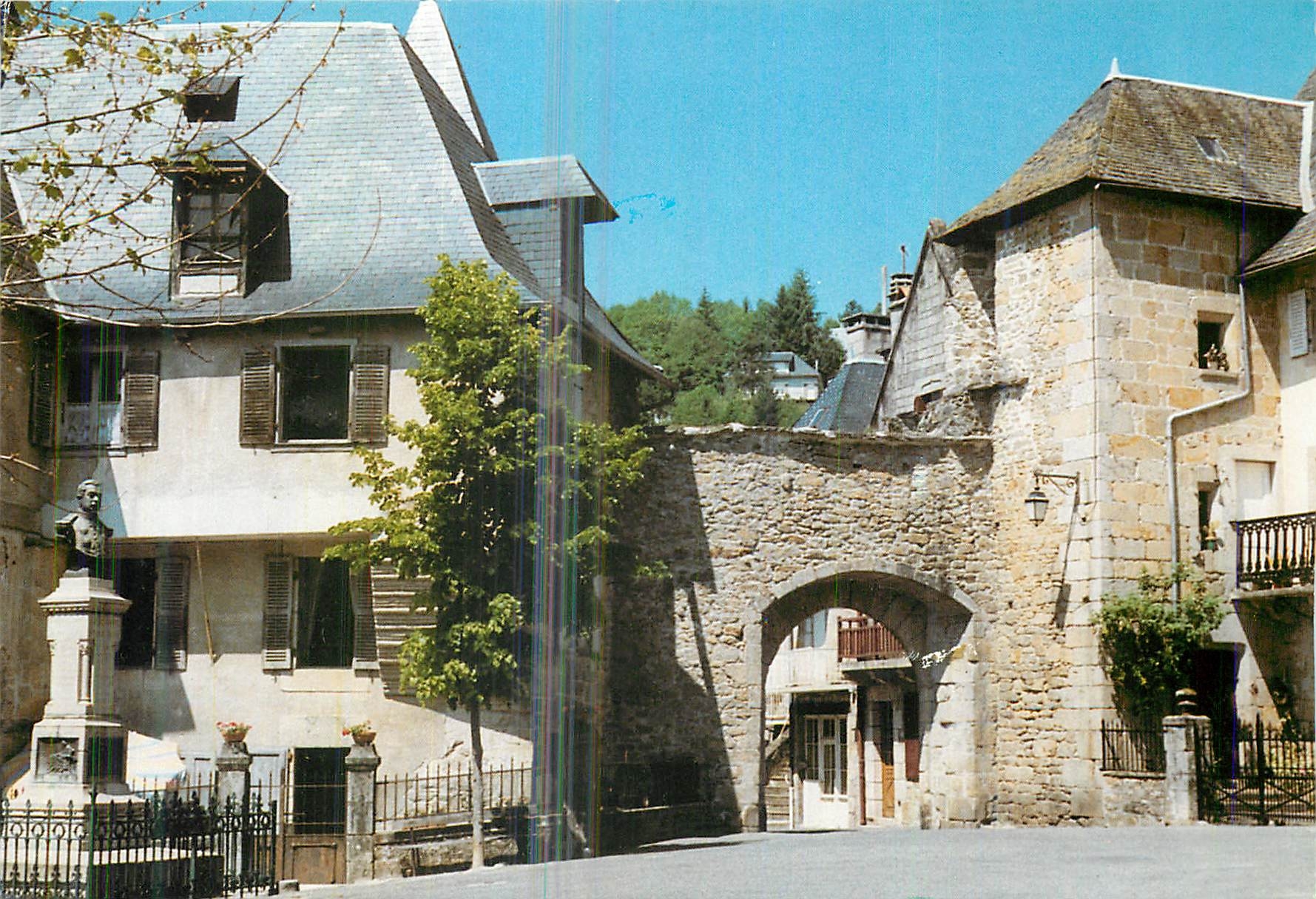 CPM Correze en Correze Place de l'Eglise Porche Statut du General Tramond