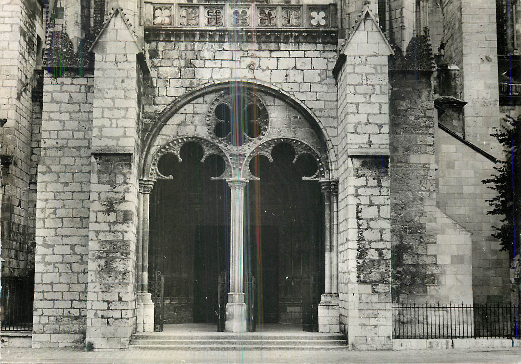 CPM Cathedrale St Etienne de Bourges Porche Lateral Cote Sud