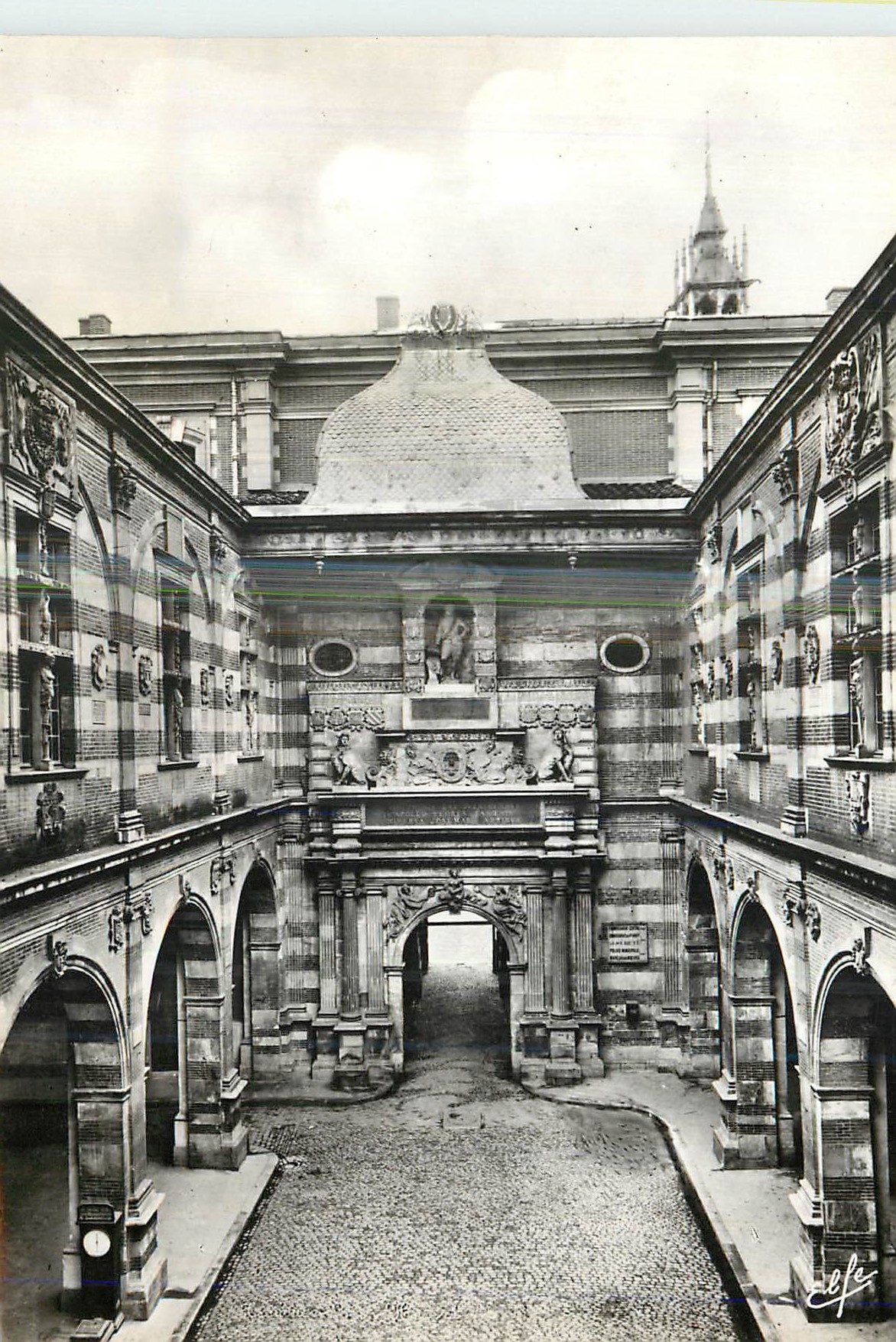 CPM Toulouse La Ville Rose Le Capitole Cour Henri IV (Debut du XVIIe Siecle) Capitol