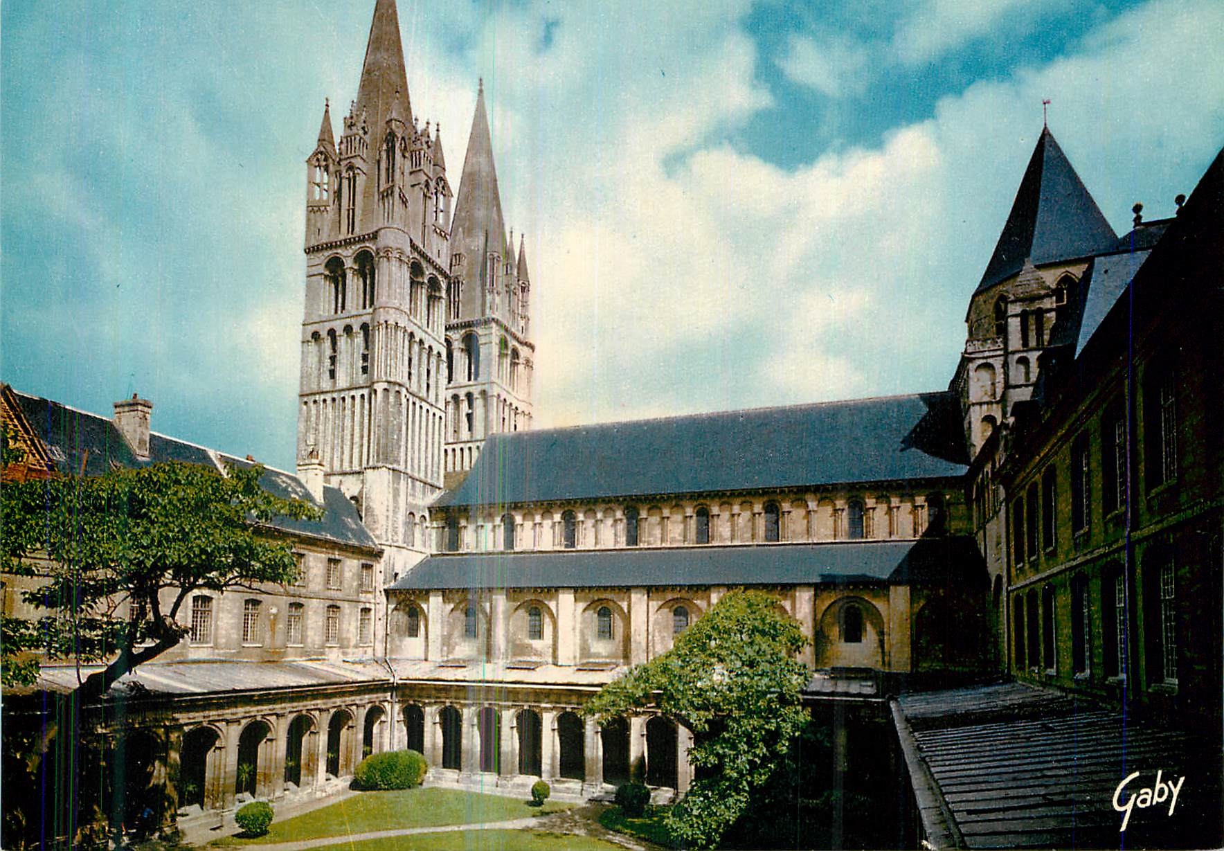 Caen (Calvados) — Abbaye aux Hommes, le cloître et l'église abbatiale Saint-Étienne, la nef et les flèches — Gaby
