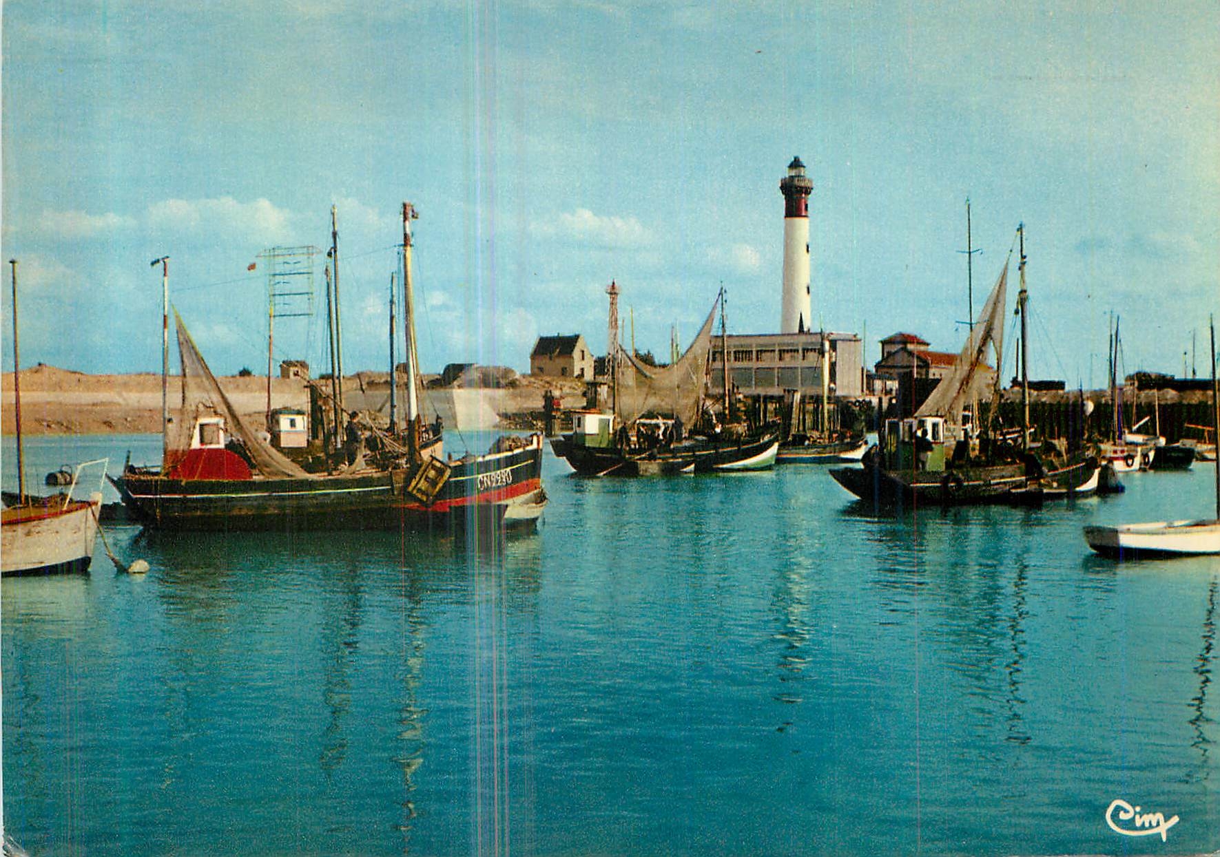 CPM Ouistreham Riva Bella (Calvados) Le Port Bateaux de peche