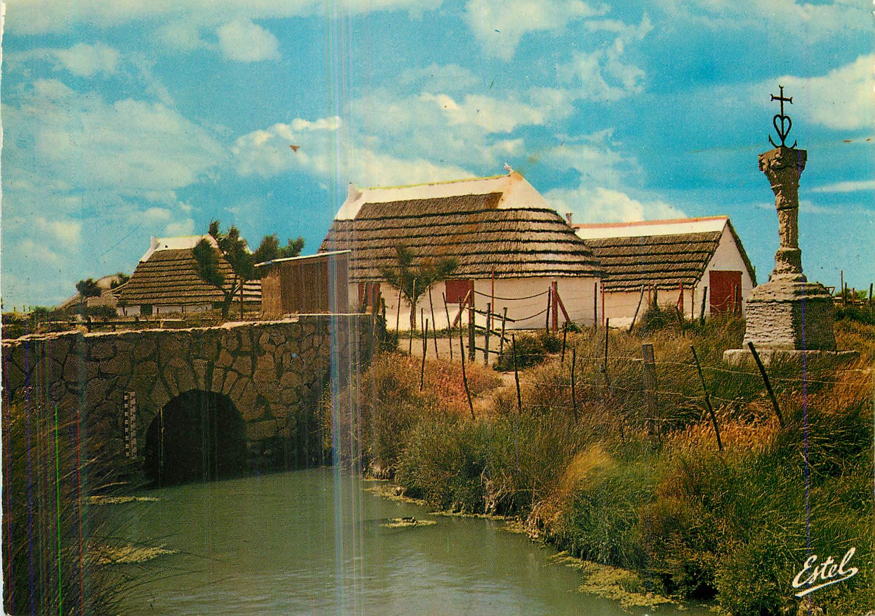 CPM En Camargue Pont du Maure et Croix du Gardian