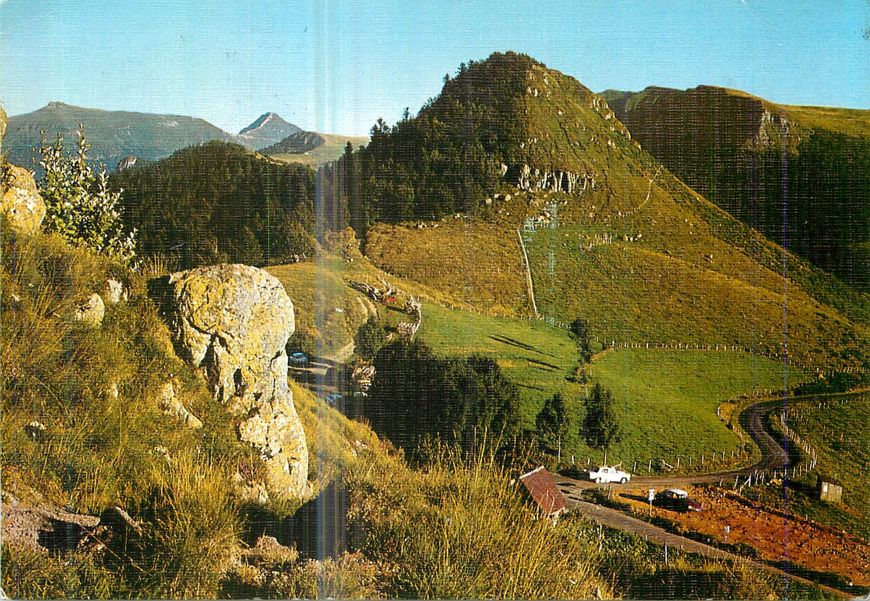 CPM Les Monts du Cantal Le Col Neronne (1242 m) Au Loin Le Puy Mary (1787 m)