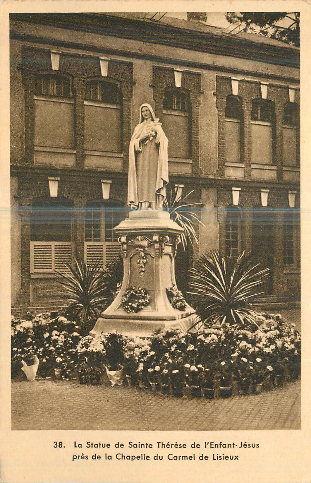 CPM  La Chapelle du Carmel de Lisieux La Statue de Sainte Therese de l'Enfant Jesus
