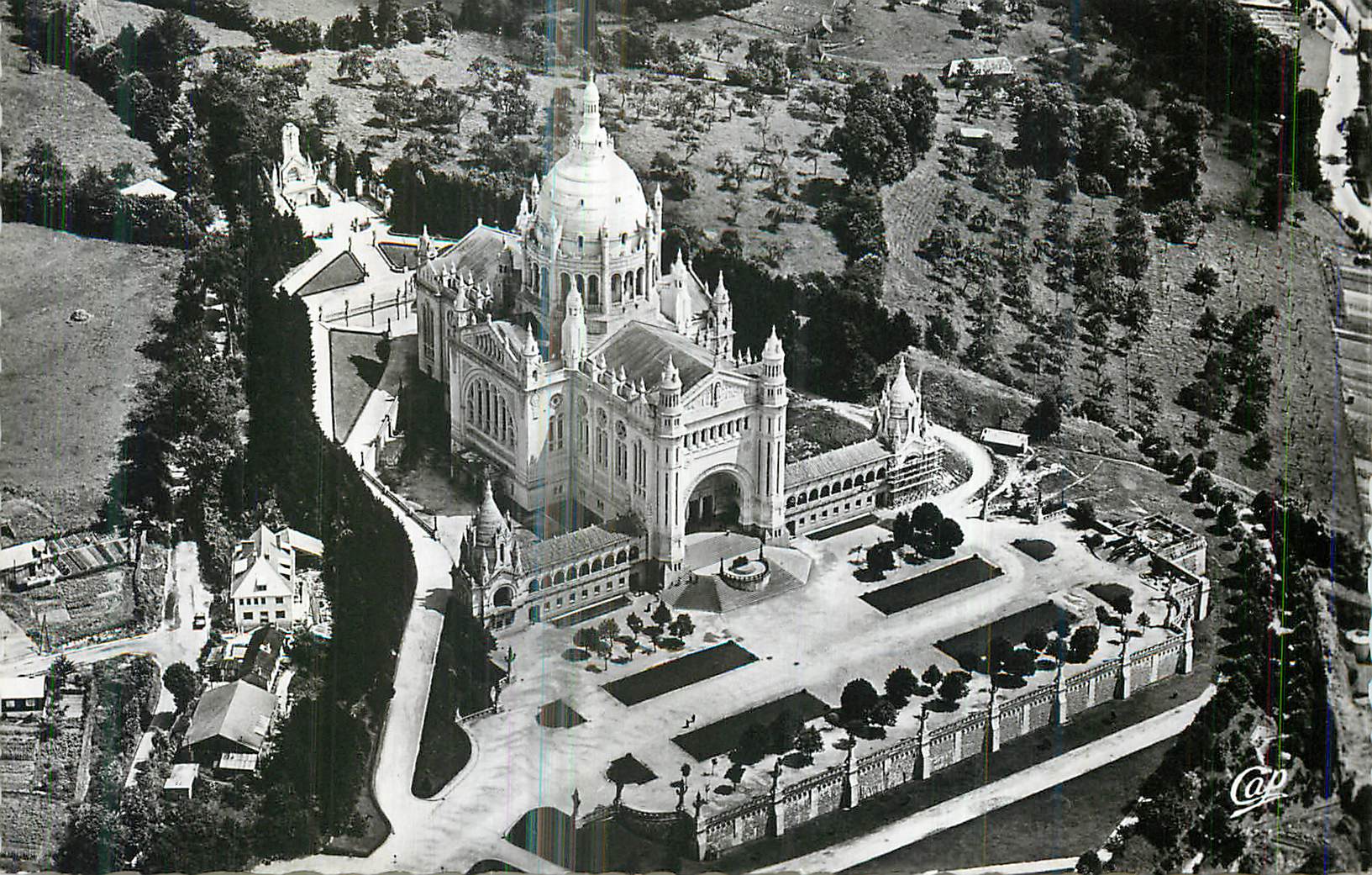Lisieux — Vue aérienne vers la Basilique du Sacré-Cœur — Cliché Robert Durandaud