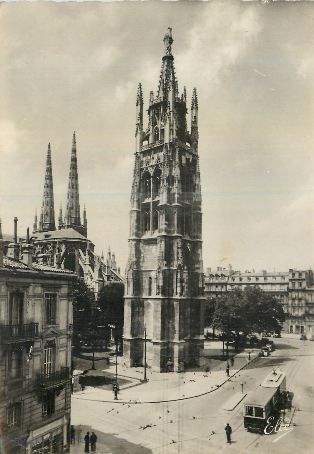 CPM Bordeaux (Gironde) la Tour Pey Berland et la Cathedrale St Andre Tramway