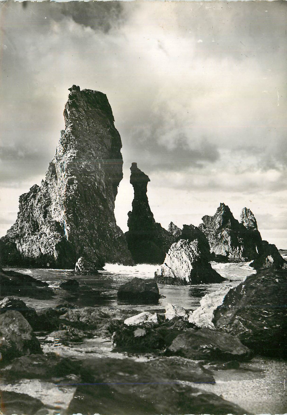 Belle-Île-en-Mer — Les Aiguilles de Port-Coton — Photo-Studio R. MSSEY