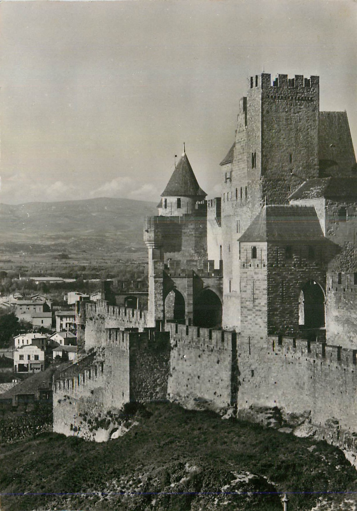 Carcassonne (Aude) — Défenses de la Porte d'Aude — Service Commercial Historiques