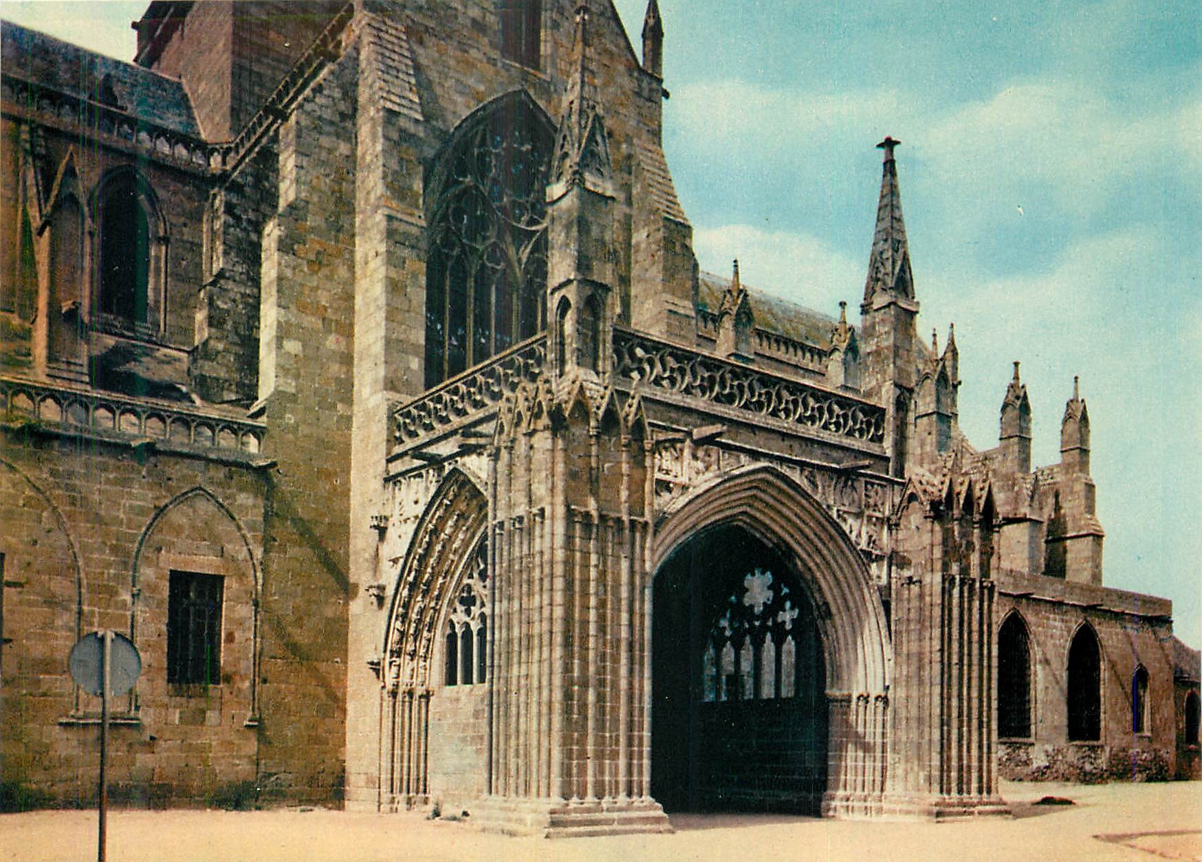 CPM Dol de Bretagne (I et V) la Cathedrale le Porche Principal